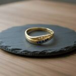 Gouden ring met saffier en diamant