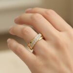 Gevlochten gouden ring met diamanten