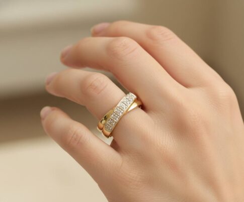 Gevlochten gouden ring met diamanten