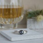 Wit gouden Christian ring met parel en diamant