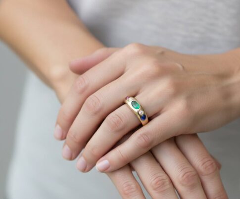 Gouden ring met briljant, smaragd, robijn en saffier