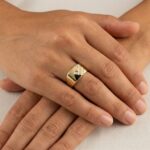 Gouden ring met onyx en diamant