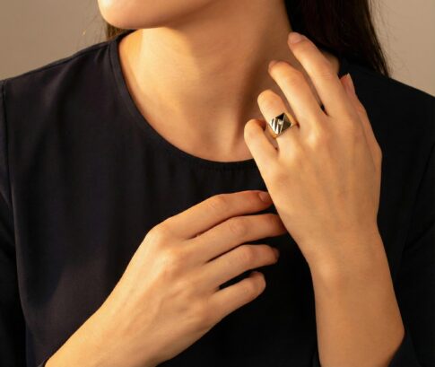 Gouden ring met onyx en diamant