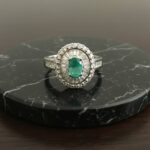 Wit gouden ring met diamant en smaragd