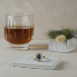 Gouden ring met diamant en saffier
