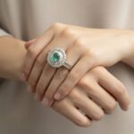 Wit gouden ring met diamant en smaragd