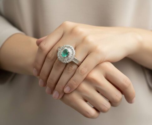 Wit gouden ring met diamant en smaragd