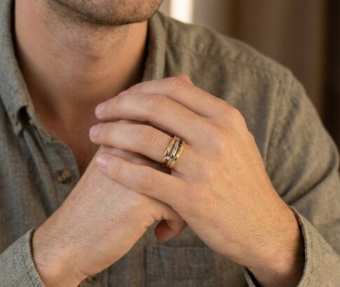 Gouden tricolor ring met diamant en saffier