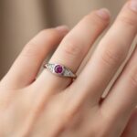 Wit gouden ring met robijn en diamanten