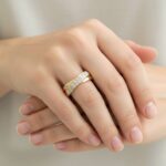 Gevlochten gouden ring met diamanten