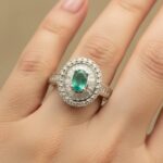 Wit gouden ring met diamant en smaragd