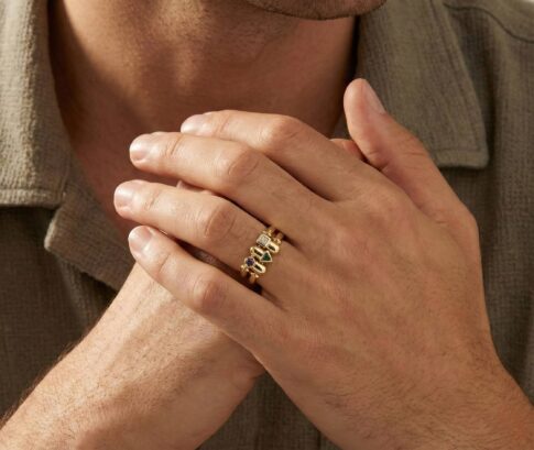 18 karaat gouden ring met diamant, smaragd en saffier