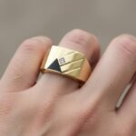 Gouden ring met onyx en diamant