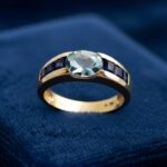 Gouden ring met saffier en topaas