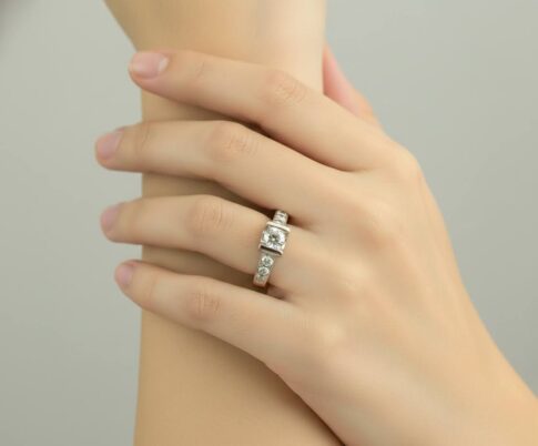14 karaat wit gouden ring met diamanten