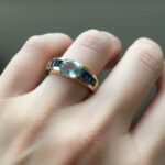 Gouden ring met saffier en topaas