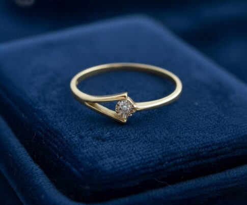Geel gouden ring met centrale diamant