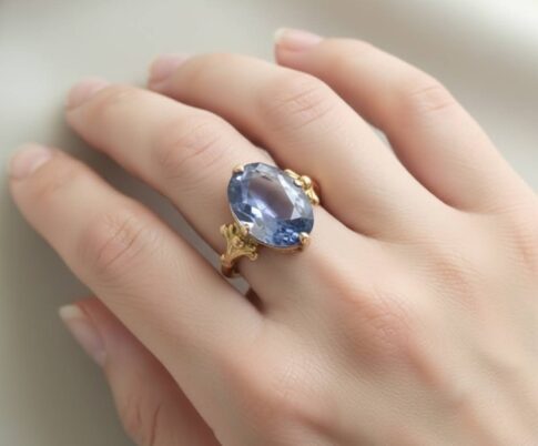 Gouden ring met synthetische topaas