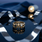 18 karaat gouden ring met diamant, smaragd en saffier