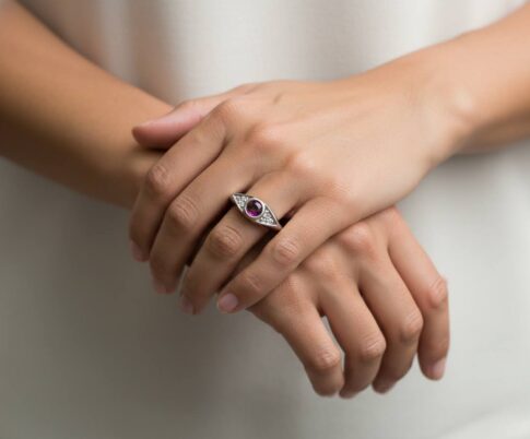 Wit gouden ring met robijn en diamanten