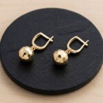 Gouden oorbellen met balletjes