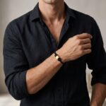 Zwarte armband met gouden kubus