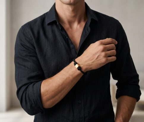 Zwarte armband met gouden kubus