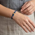 Marine blauw armband met gouden kubus