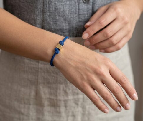Marine blauw armband met gouden kubus