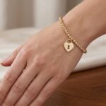 Geel gouden armband met harten hanger