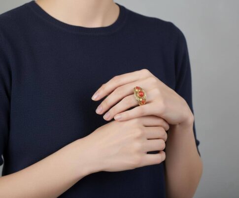 Gouden ring met bloedkoraal