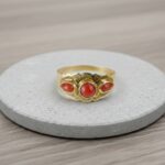 Gouden ring met bloedkoraal