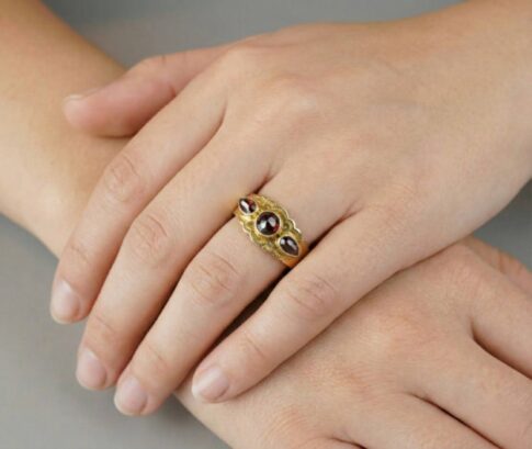 Christian gouden ring met granaat