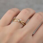 Christian gouden ring met 2 diamanten