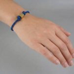 Marine blauw armband met gouden kubus