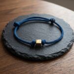 Marine blauw armband met gouden kubus