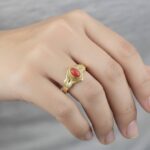 Gouden ring met 1 bloedkoraal