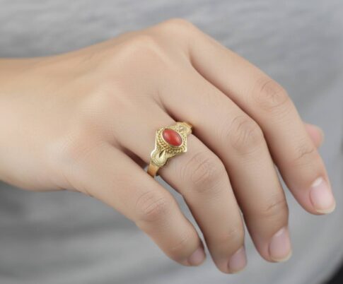 Gouden ring met 1 bloedkoraal