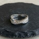 Wit gouden slag ring met diamanten