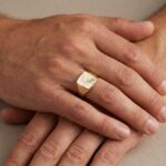 Tricolor gouden zegelring met gravering