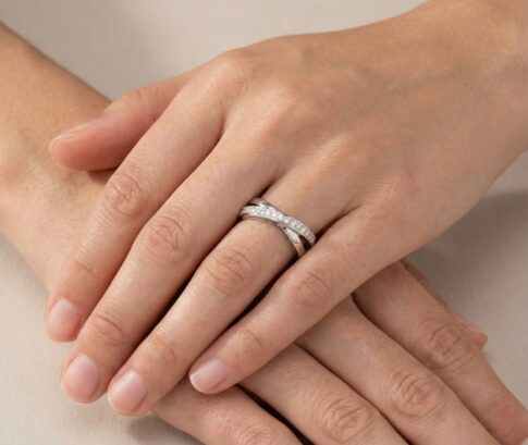 Wit gouden slag ring met diamanten