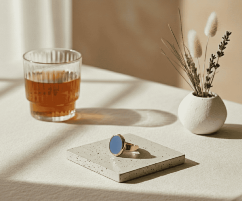 Gouden cachet ring met blauwe lagensteen