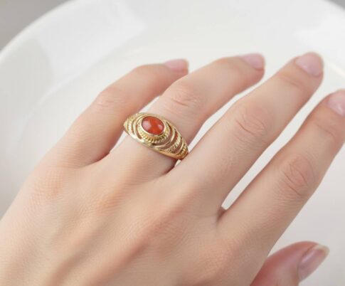 Christian gouden ring met bloedkoraal