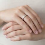 Wit gouden ring met kleine diamanten