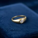 Gouden pinkmodel met zirkonia