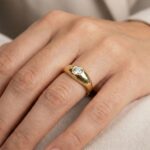 Gouden pinkmodel met zirkonia