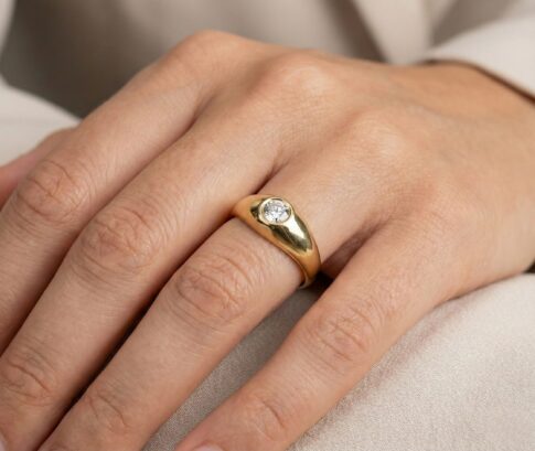 Gouden pinkmodel met zirkonia