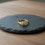 Gouden ring met ovale bloedkoraal