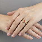 Gouden ring met 1 bloedkoraal