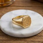 Gouden zegelring met paard gravure